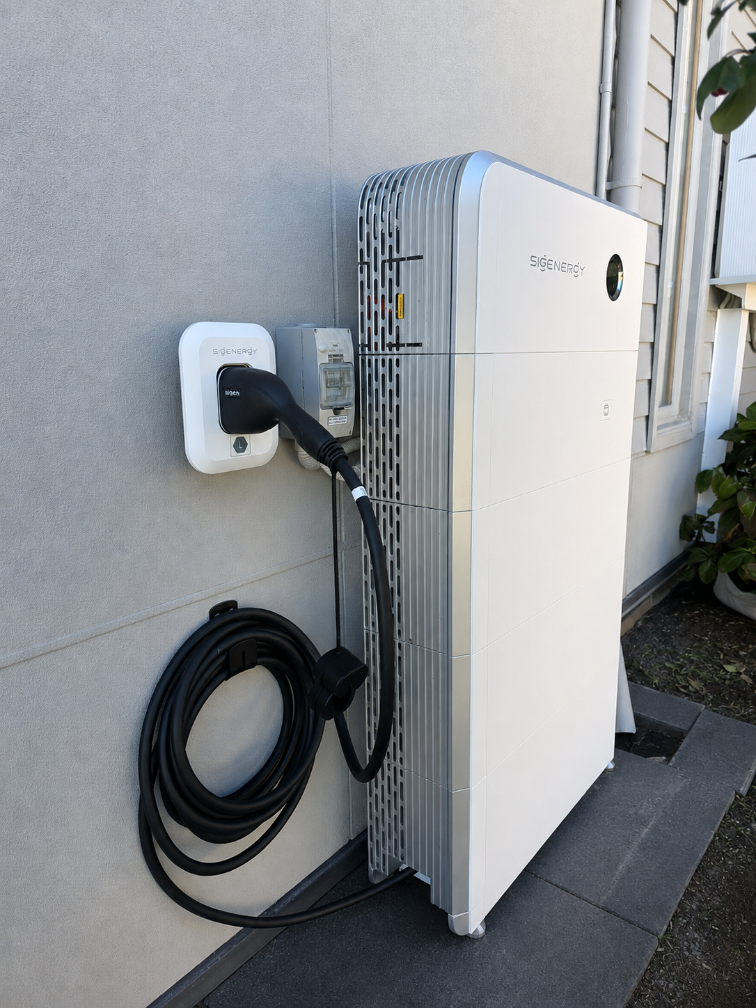 Home battery system integrated with an electric vehicle charger